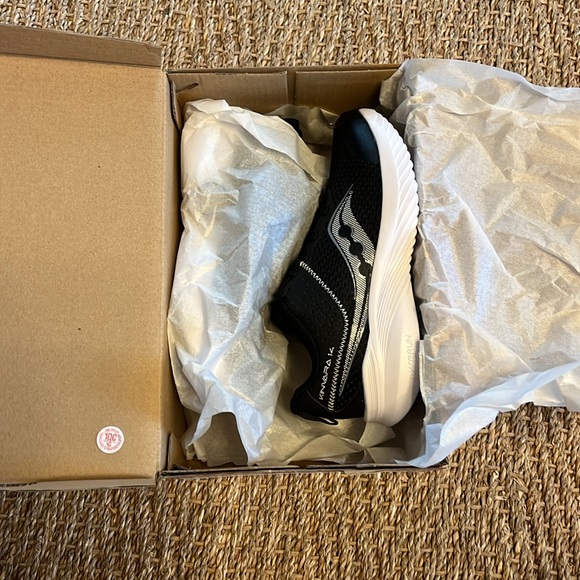 NEW Boys Saucony Kinvara Sneakers - Picture 5 of 7